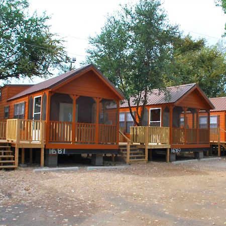 Rustic Creek Ranch Resort At North Jellystone Park Burleson Zewnętrze zdjęcie