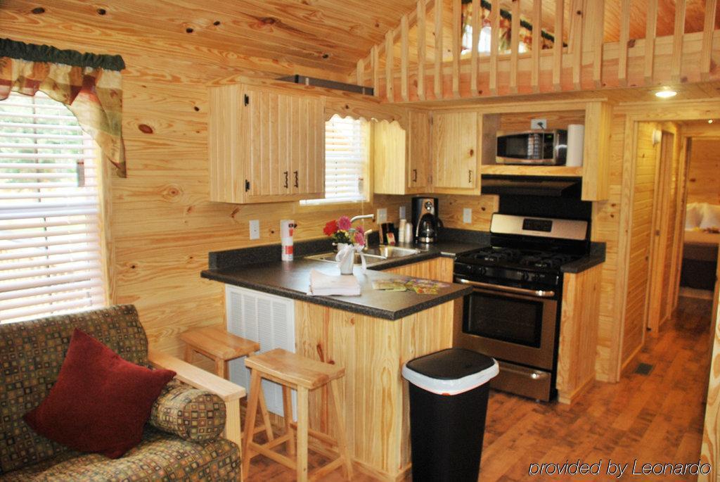 Rustic Creek Ranch Resort At North Jellystone Park Burleson Zewnętrze zdjęcie