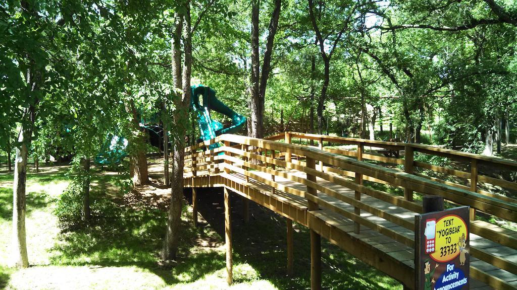 Rustic Creek Ranch Resort At North Jellystone Park Burleson Zewnętrze zdjęcie