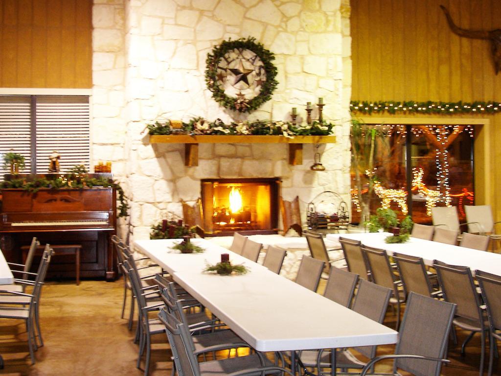 Rustic Creek Ranch Resort At North Jellystone Park Burleson Zewnętrze zdjęcie