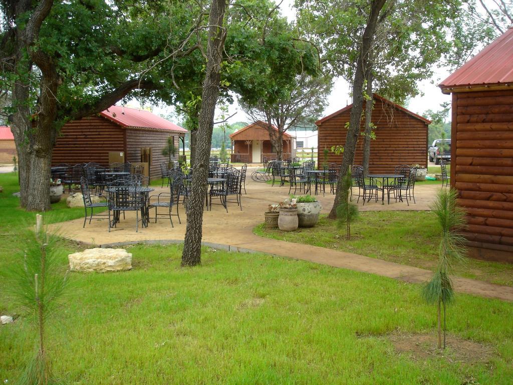 Rustic Creek Ranch Resort At North Jellystone Park Burleson Zewnętrze zdjęcie