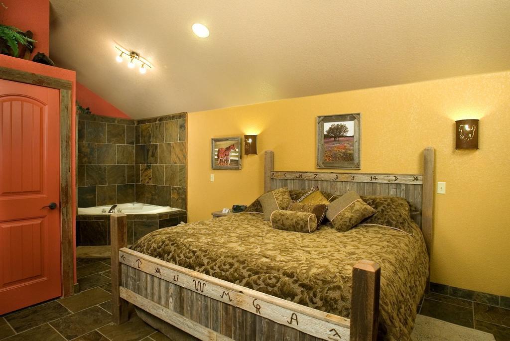 Rustic Creek Ranch Resort At North Jellystone Park Burleson Zewnętrze zdjęcie