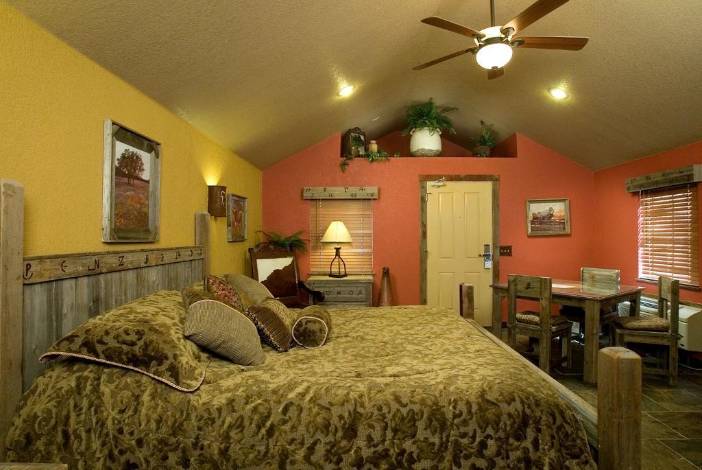 Rustic Creek Ranch Resort At North Jellystone Park Burleson Zewnętrze zdjęcie