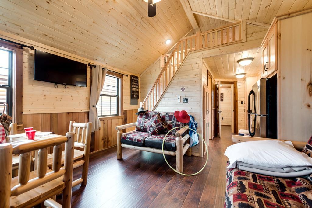 Rustic Creek Ranch Resort At North Jellystone Park Burleson Zewnętrze zdjęcie