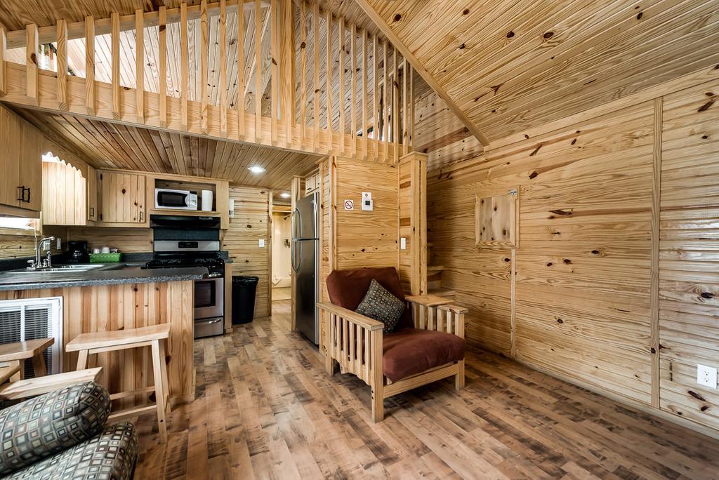 Rustic Creek Ranch Resort At North Jellystone Park Burleson Pokój zdjęcie