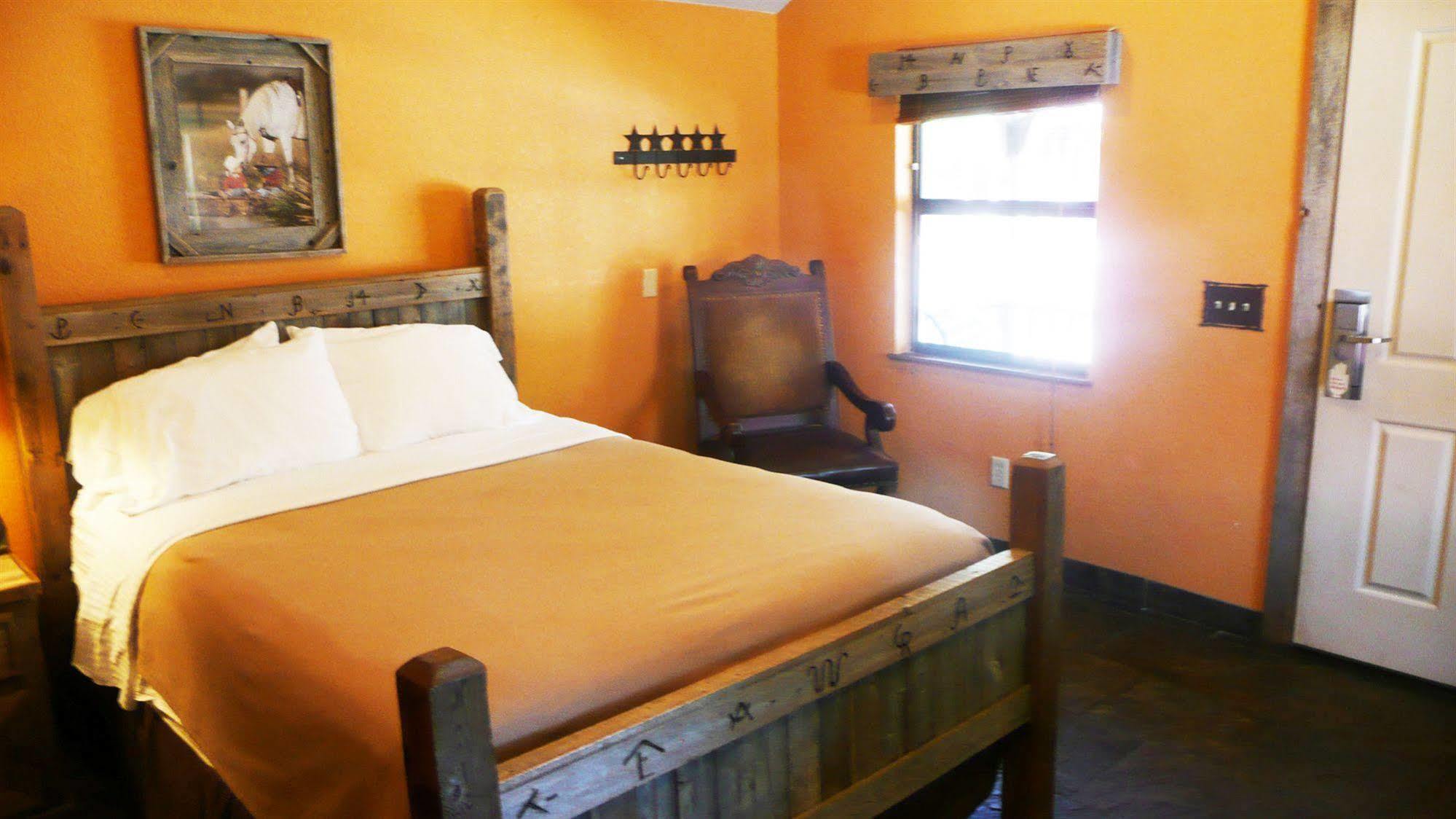 Rustic Creek Ranch Resort At North Jellystone Park Burleson Zewnętrze zdjęcie