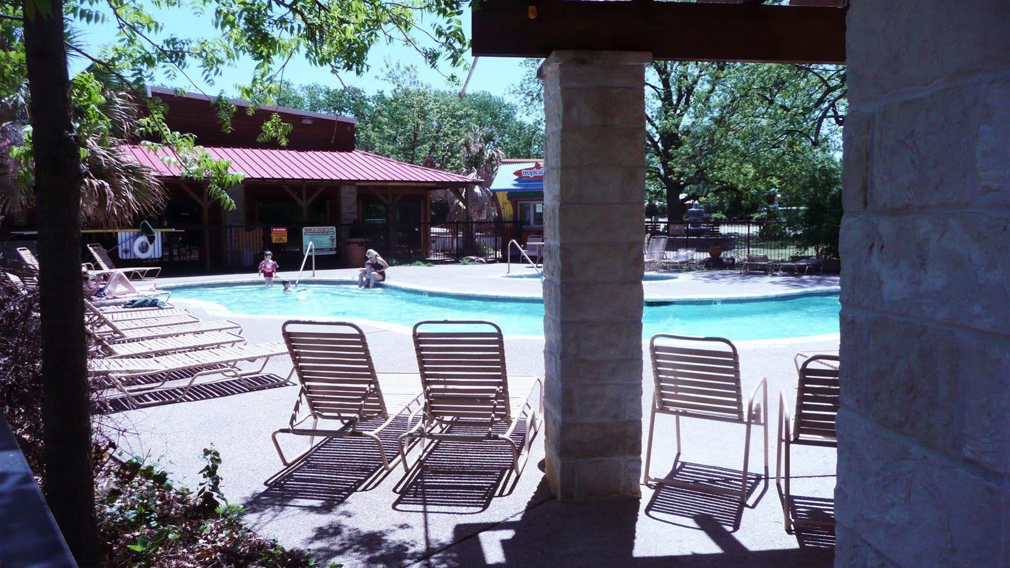 Rustic Creek Ranch Resort At North Jellystone Park Burleson Zewnętrze zdjęcie