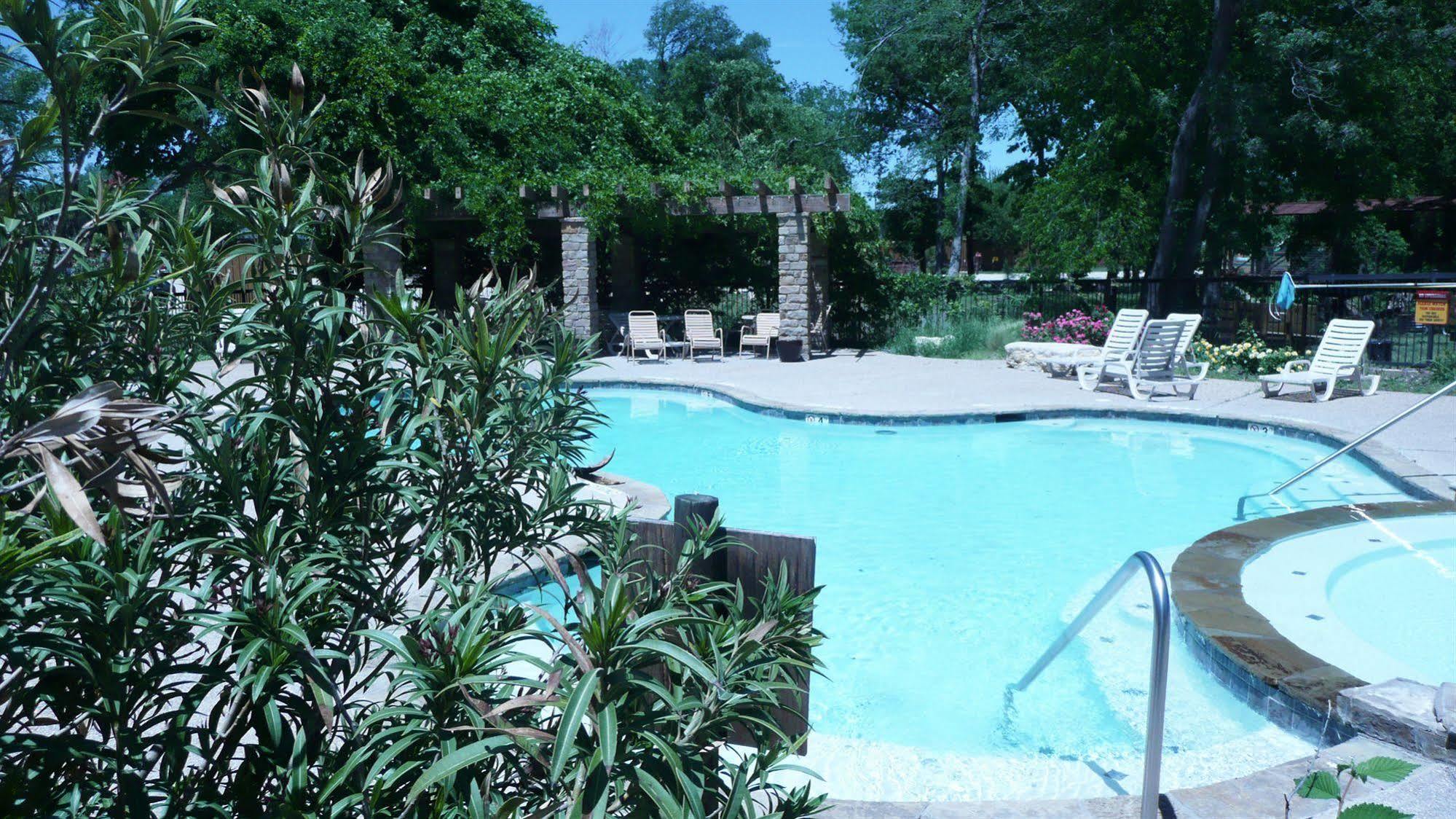 Rustic Creek Ranch Resort At North Jellystone Park Burleson Zewnętrze zdjęcie