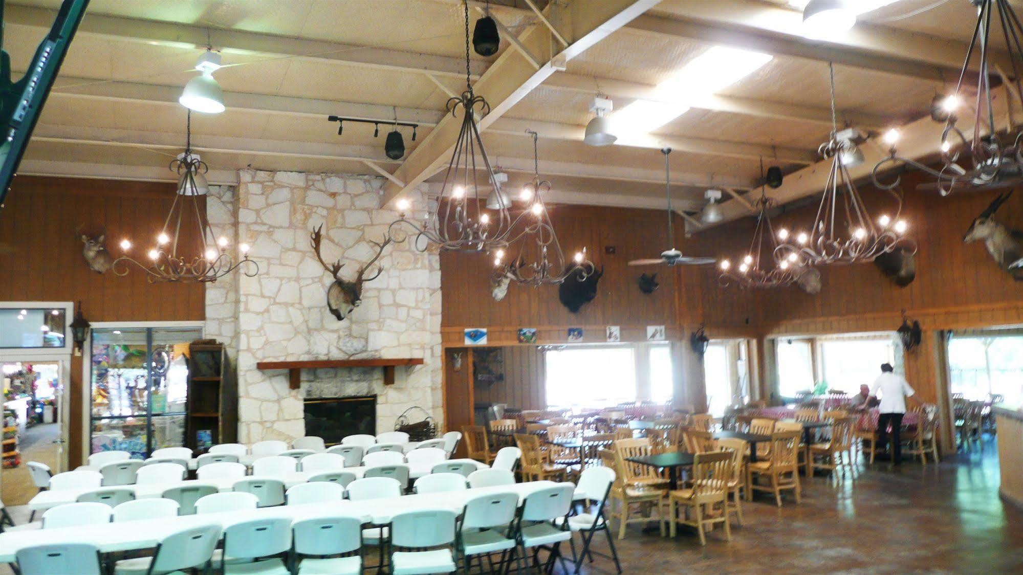 Rustic Creek Ranch Resort At North Jellystone Park Burleson Zewnętrze zdjęcie