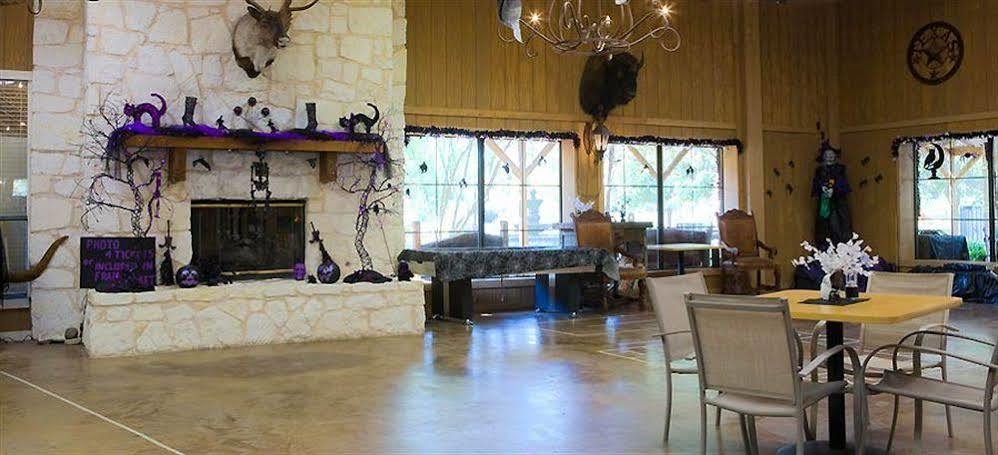 Rustic Creek Ranch Resort At North Jellystone Park Burleson Zewnętrze zdjęcie